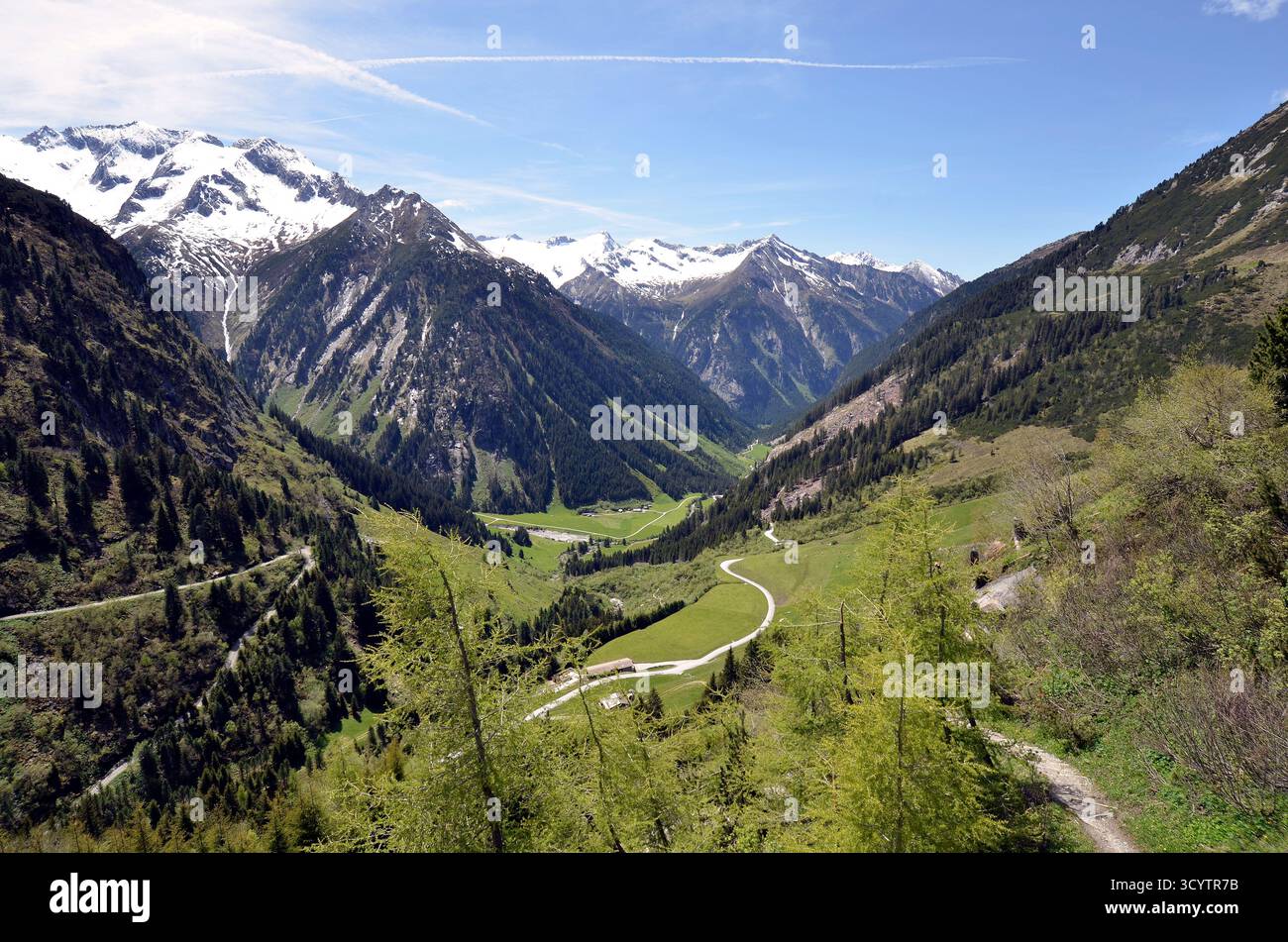 Mayrhofen, Österreich - 30. Mai 2025: Blick vom Staudamm des Stillup-Stausees ins Stilluptal mit Bergstraßen mitten in Österreich Stockfoto