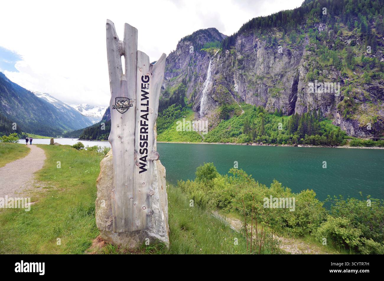 Mayrhofen, Österreich - 01. Juni 2025: Wasserfallweg am Stillup-Stausee im Zillertal in den österreichischen Alpen in Nordtirol Stockfoto