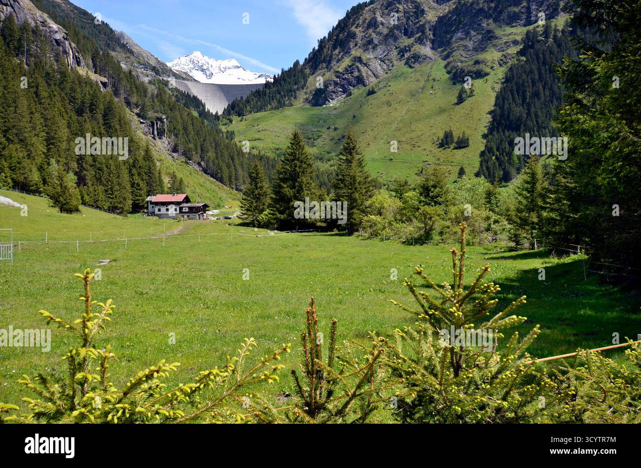 Mayrhofen, Österreich - 30. Mai 2025: Landschaft mit dem berggasthof Baerenbad und dem Staudamm des Stausees Stillup in Österreich Stockfoto
