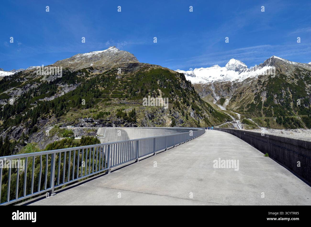 Mayrhofen, Österreich - 30. Mai 2025: Die Mauer des Speicherkraftwerks Stillup in den österreichischen Alpen Stockfoto
