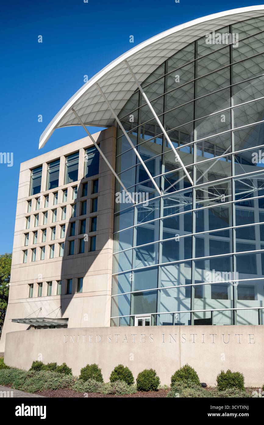 United States Institute of Peace Building Washington DC // WASHINGTON DC – das Gebäude des United States Institute of Peace (USIP) ist ein bekanntes modernes Gebäude in der Nähe der National Mall. Diese vom Kongress 1984 gegründete föderale Institution widmet sich der Verhütung und Lösung gewaltsamer internationaler Konflikte. Die von Moshe Safdie entworfene Architektur verfügt über ein hoch aufragendes Glasatrium und ein charakteristisches geschwungenes, segelähnliches Dach. USIP betreibt Forschung, Analyse und Programme zur weltweiten Friedensförderung. Das Hauptquartier befindet sich in der 2301 Constitution Avenue NW in Washington D. Stockfoto
