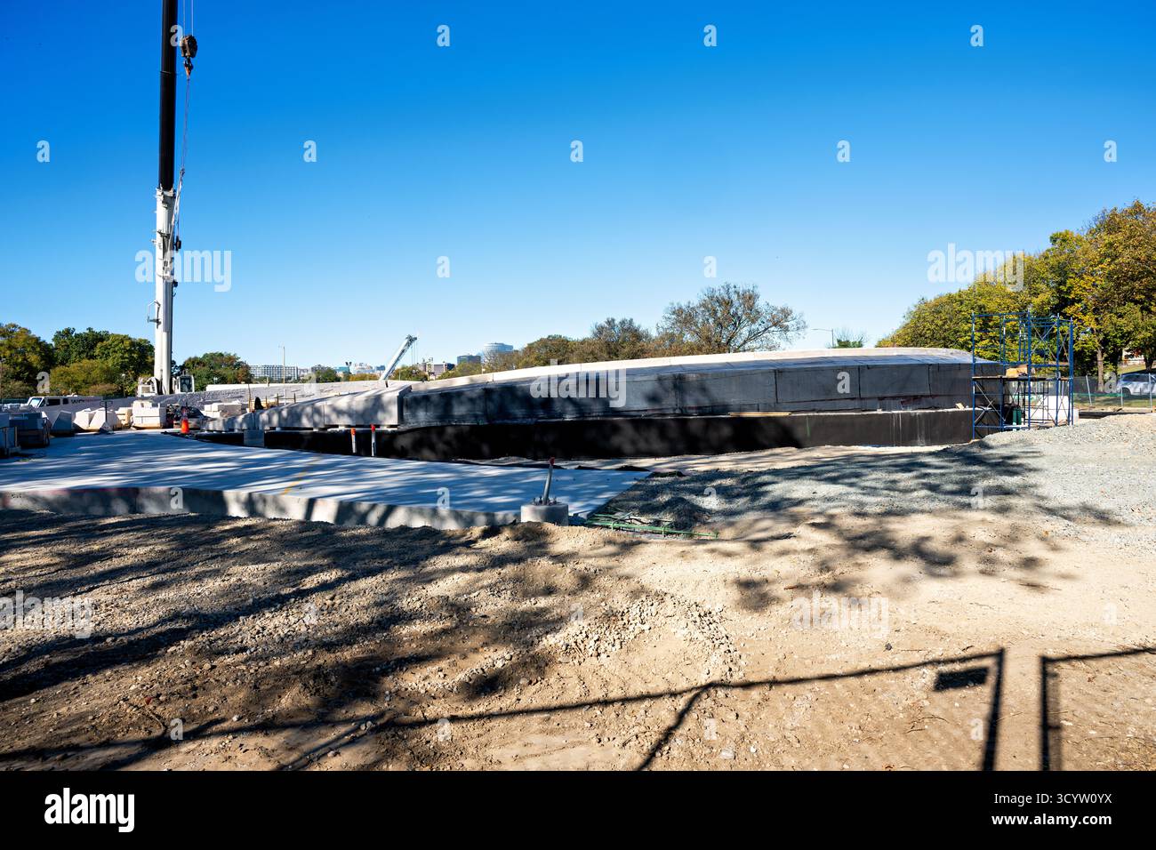 Desert Shield and Desert Storm Memorial Construction Washington DC // WASHINGTON DC – der Bau des Desert Shield and Desert Storm Memorial ist auf der National Mall sichtbar, wie am 17. Oktober 2025 zu sehen ist. Dieses nationale Denkmal ehrt den Dienst der US-Streitkräfte und Koalitionspartner während der Operation Desert Shield und Operation Desert Storm (1990–1991). Der Standort zeigt Betonfundamente und Gestaltungserscheinungen, mit einem großen Kran und Gerüsten. Das Denkmal befindet sich in der Nähe des Lincoln Memorial und ist als kreisförmige Struktur mit einer Wand gestaltet, die Szenen aus der Konf darstellt Stockfoto