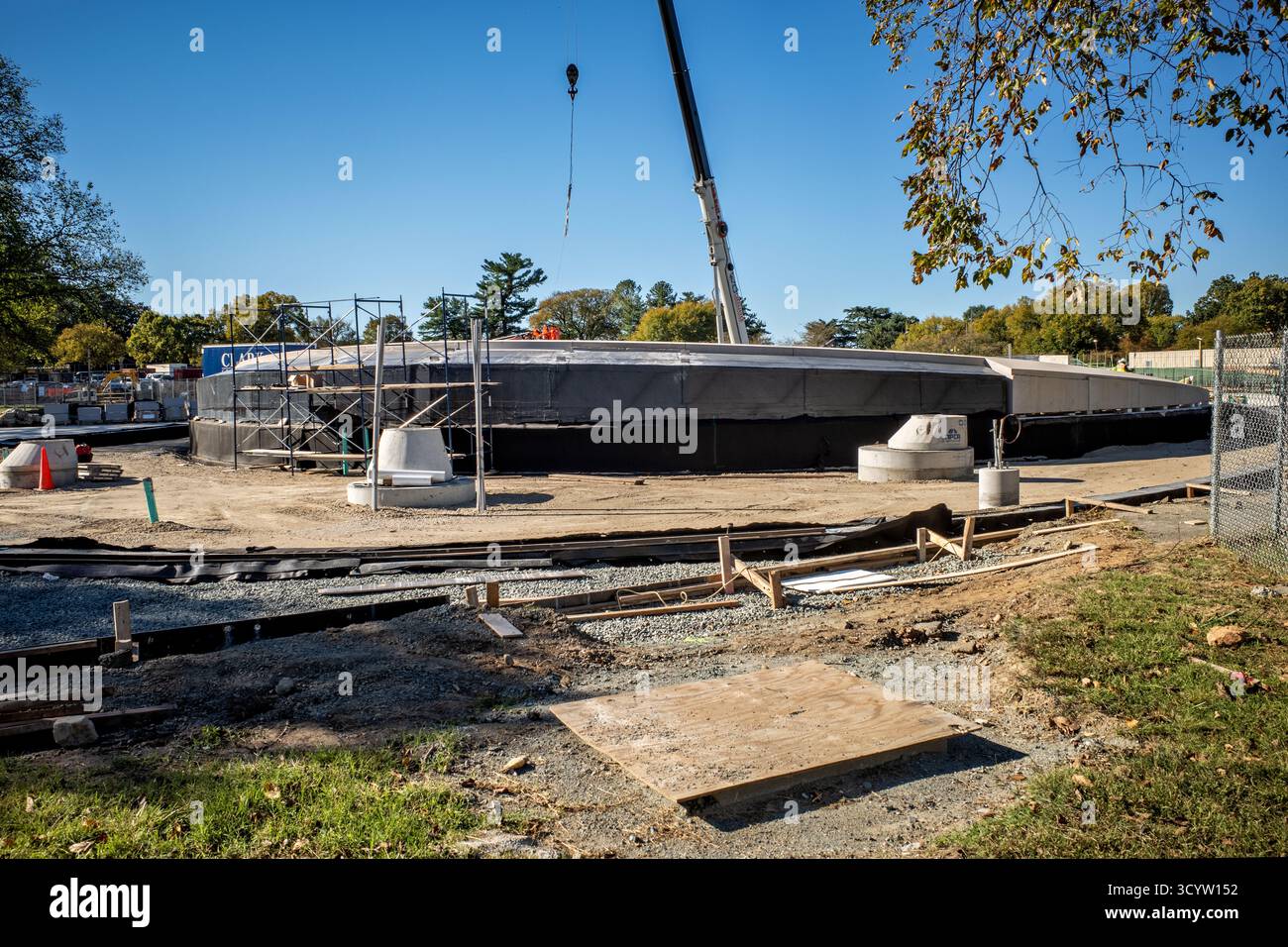 Desert Shield and Desert Storm Memorial Construction Washington DC // WASHINGTON DC – der Bau des Desert Shield and Desert Storm Memorial wird am 17. Oktober 2025 in der National Mall besichtigt. Dieses Denkmal ehrt die Mitglieder des Militärdienstes, die am Persischen Golfkrieg teilgenommen haben, einschließlich der Operation Desert Shield (August 1990 bis Januar 1991) und Operation Desert Storm (Januar bis Februar 1991). Das Denkmal befindet sich in der Nähe des Lincoln Memorial, das an die Opfer und Errungenschaften derer erinnert, die dienten. Nach der Fertigstellung wird es eine wichtige Ergänzung der Hauptstadt des Landes sein. Stockfoto