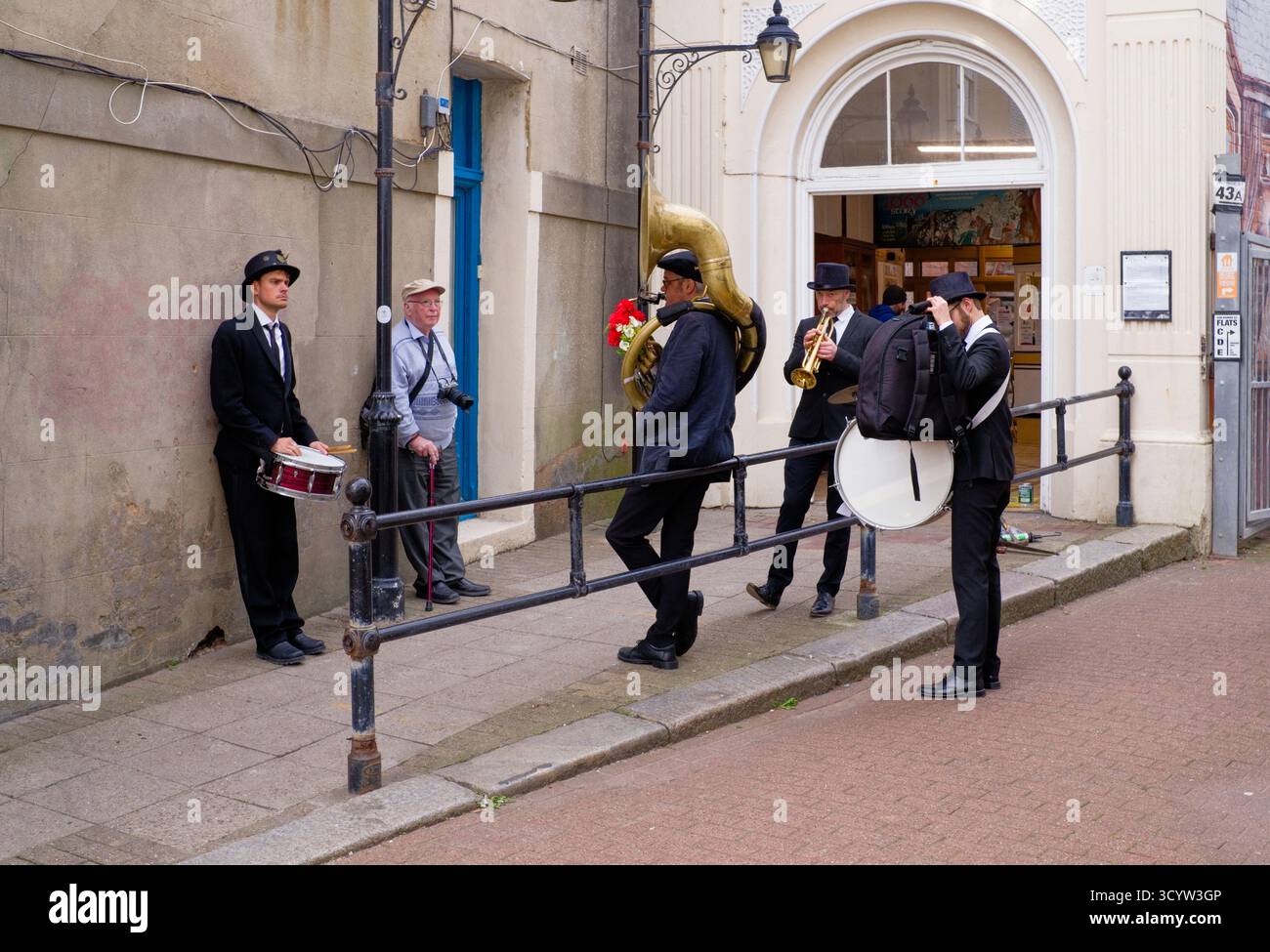 Die Bandmitglieder wärmen sich im West Hill Lift in Hastings auf Stockfoto