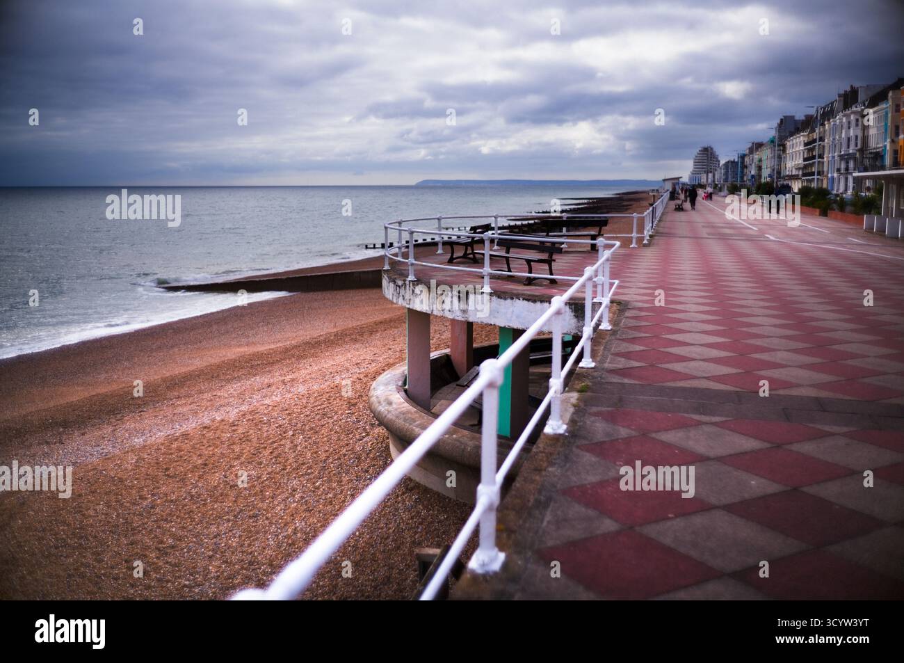 Direkt am Meer in Hasings zeigt die zwei Ebenen der Spaziergänge Stockfoto
