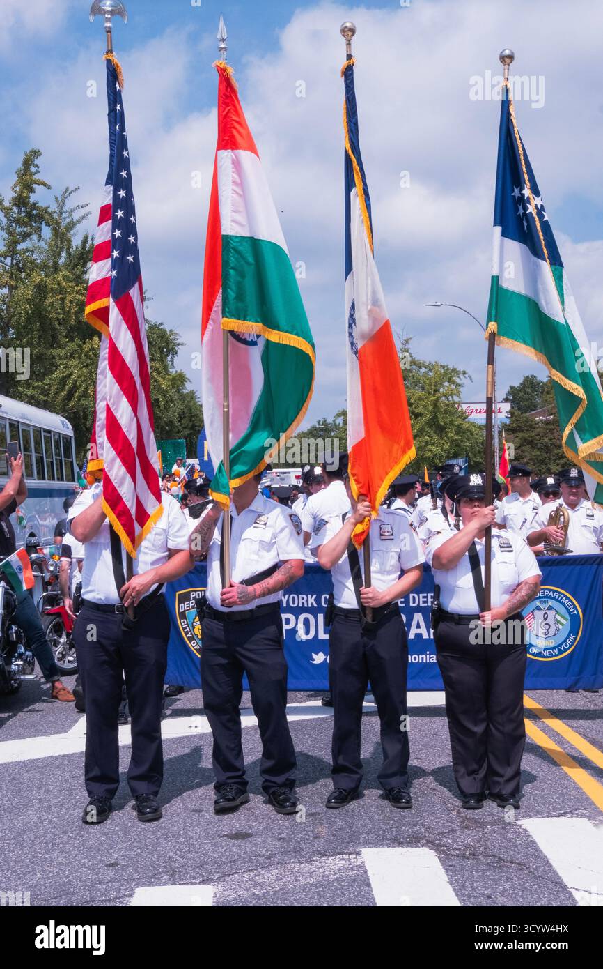 Die Frontlinie der India Day Parade in Bellrose mit 3 von 4 Fahnenhaltern gesichtslos, versteckt hinter ihren Fahnen. In Queens, New York. Stockfoto
