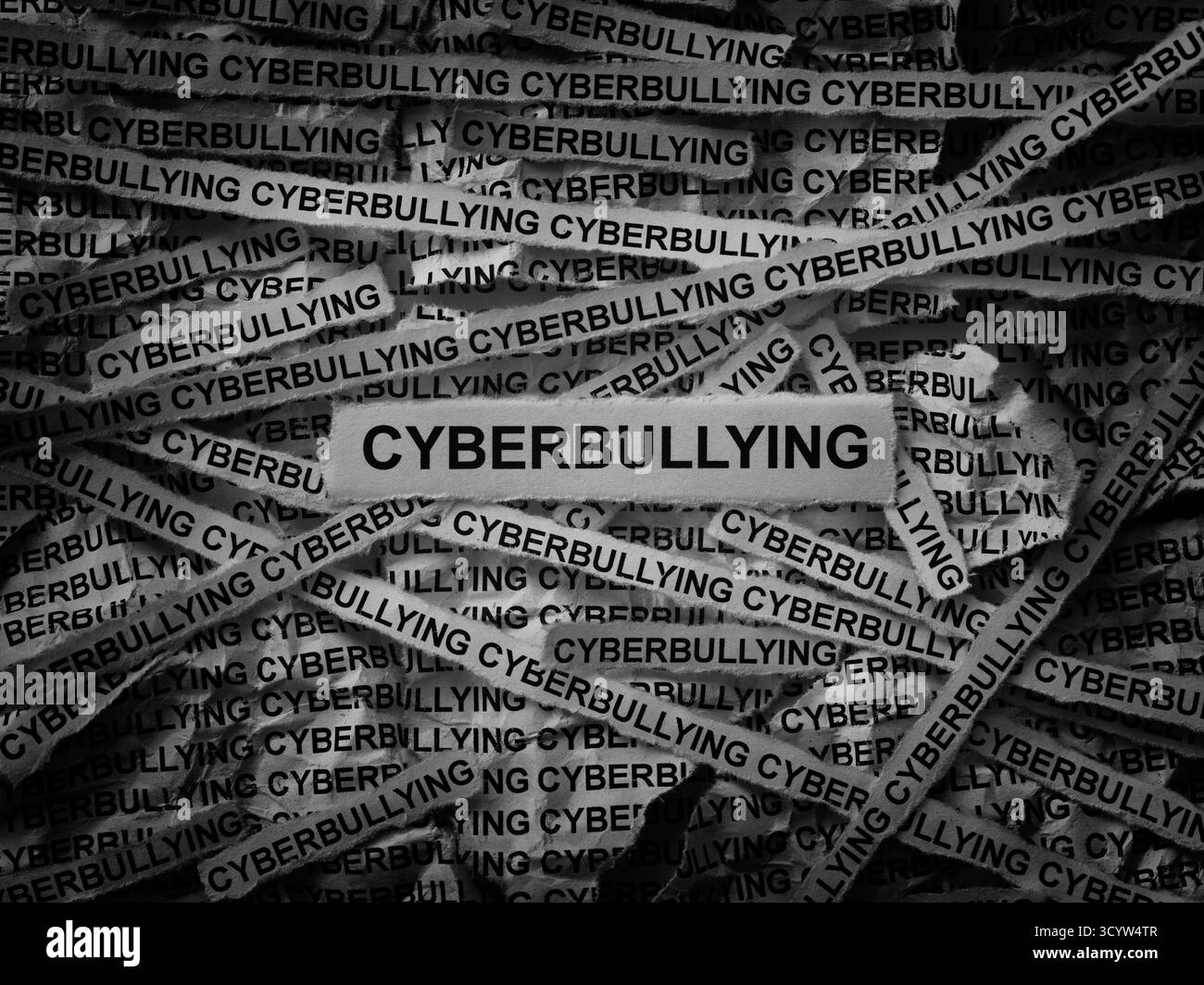 Zeitungsstreifen mit den Worten Cybermobbing. Schwarz-weiß. Nahaufnahme. Stockfoto
