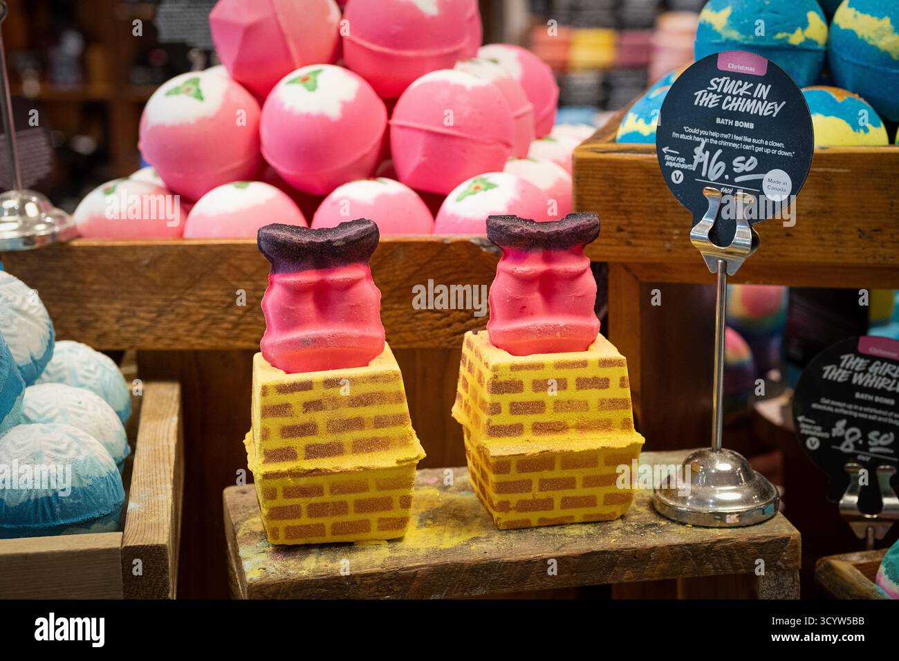 Seifenriegel in Form des Weihnachtsmanns in einem Kamin zum Verkauf im üppigen Laden im Walt Whitman Mall Shopping Center in Huntington Station, New York Stockfoto