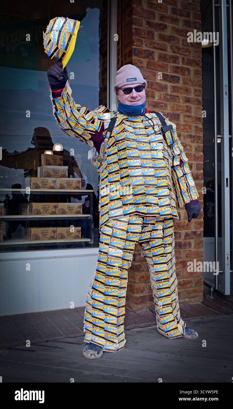 MetroCard man Art Rodolico fotografierte am Neujahrstag 2013 auf der Promenade in Coney Island Brooklyn, New York. Die Karten werden nicht mehr verkauft Stockfoto