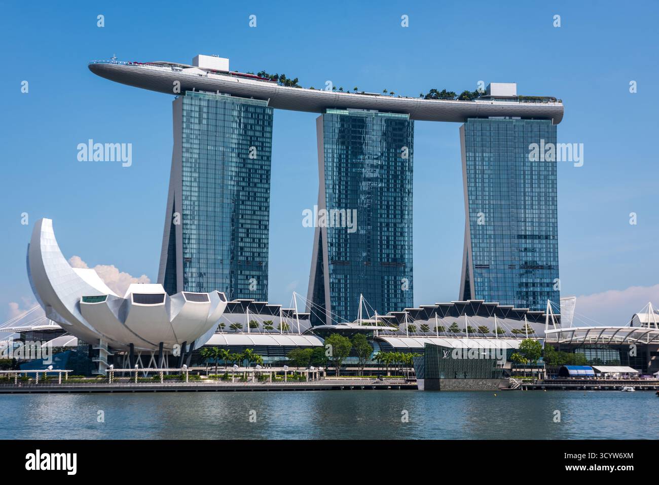 Singapur - 19. Oktober 2018: Das Marina Bay Sands Resort ist eines der teuersten eigenständigen Casinoanlagen der Welt. Stockfoto