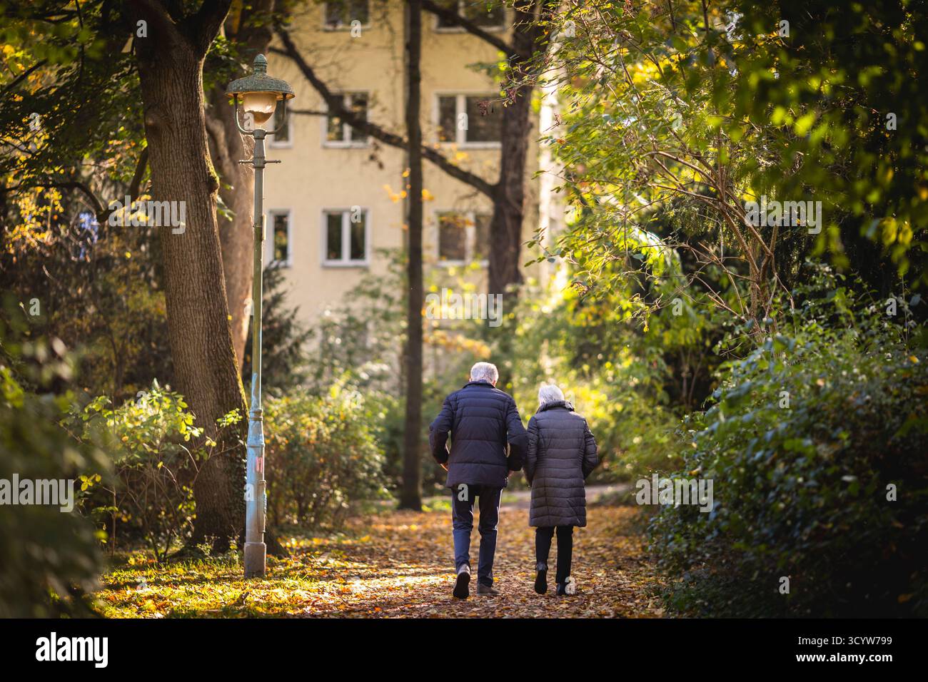 Berlin, Deutschland. Oktober 2025. Ein älterer Mann und eine Frau machen einen Spaziergang durch einen Park in der Morgensonne, fotografiert in Berlin, 20. Oktober 2025. Quelle: dpa/Alamy Live News Stockfoto