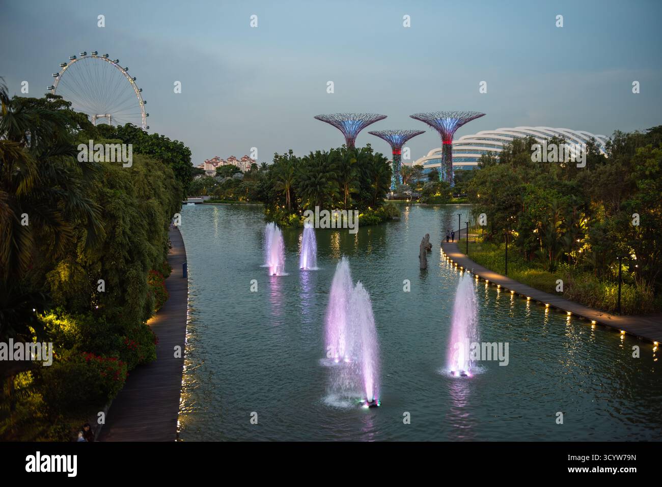 Singapur - 19. Oktober 2018: Massive Superbäume sind ein Höhepunkt der beliebten Touristenattraktion Garden by the Bay. Stockfoto