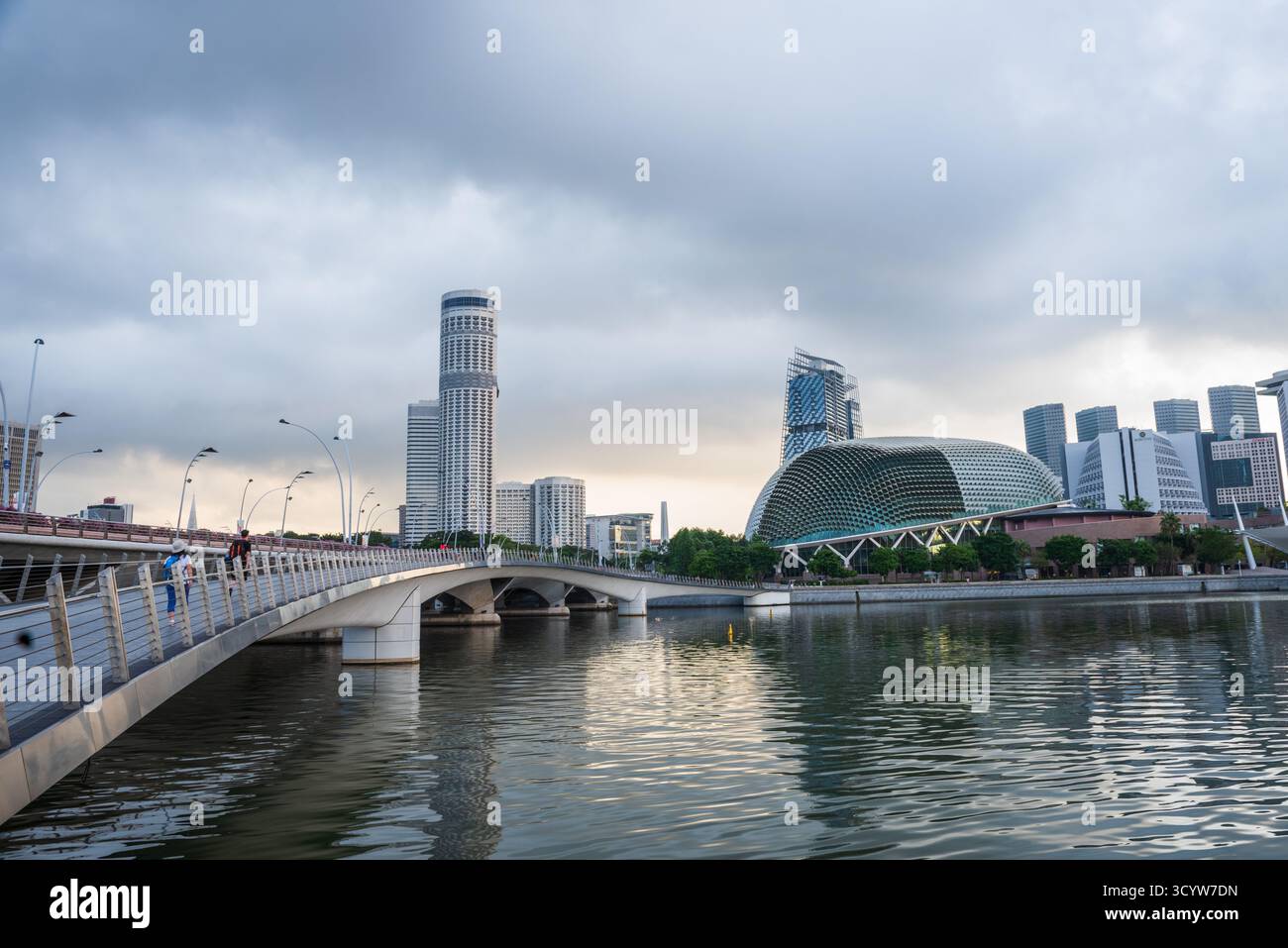 Singapur - 19. Oktober 2018: Das Marina Bay Resort ist eines der teuersten eigenständigen Casinoanlagen der Welt. Stockfoto