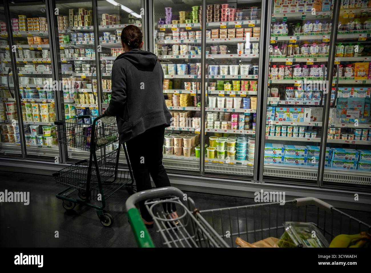 Einkaufen in einem Whole Foods Market Supermarkt in New York am Freitag, 10. Oktober 2025, 2025. Aufgrund der staatlichen Abschaltung werden wichtige Statistiken fehlen, die zur Verfolgung der US-Wirtschaft verwendet werden, einschließlich des monatlichen Beschäftigungsberichts des Bureau of Labor Statistics zum „Jobs Friday“. (© Richard B. Levine) Stockfoto