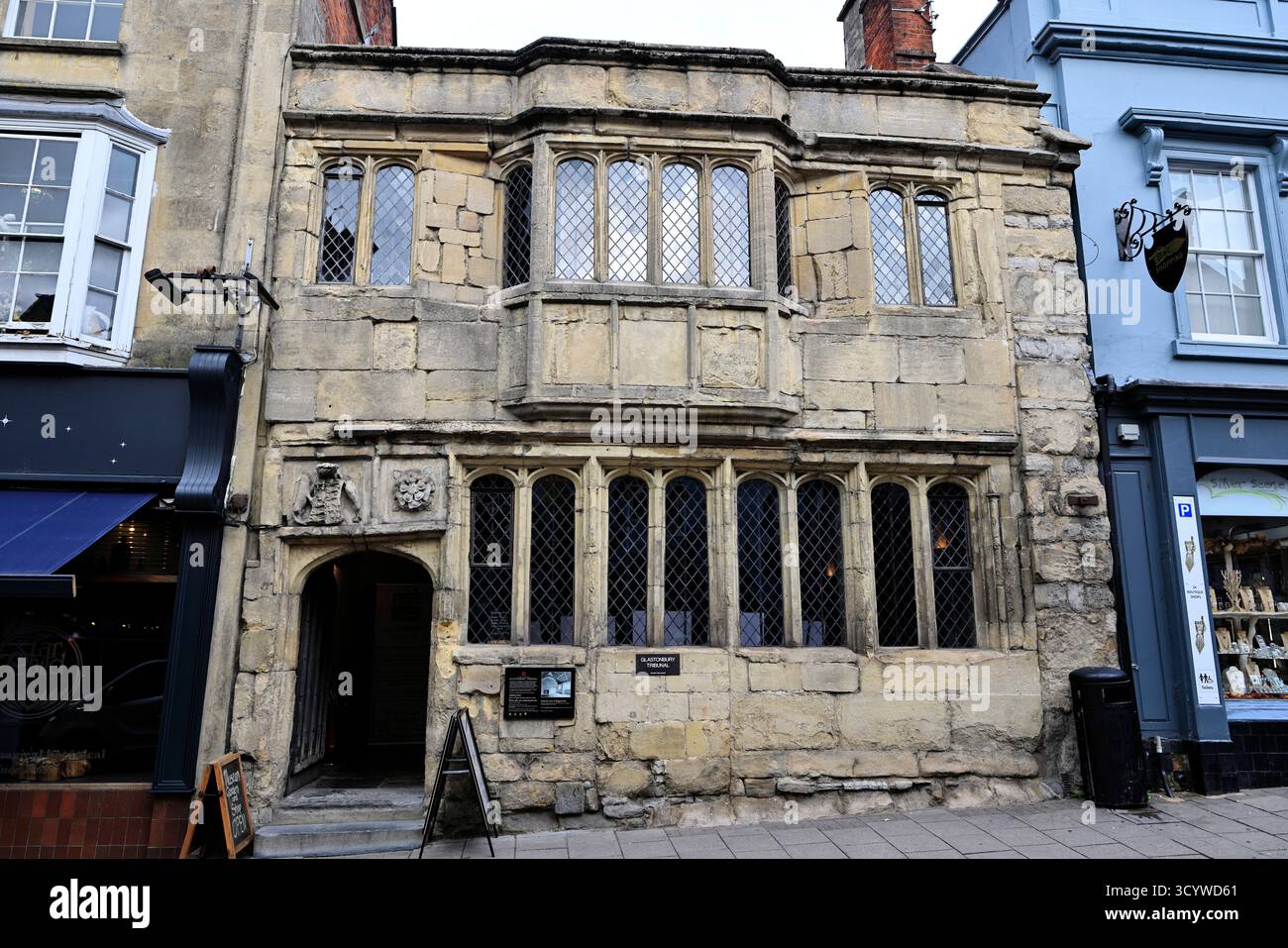 Das Stadthaus des Glastonbury Tribunal aus dem 15. Jahrhundert war einst das Gericht der nahegelegenen Glastonbury Abbey in Glastonbury, Somerset. Stockfoto