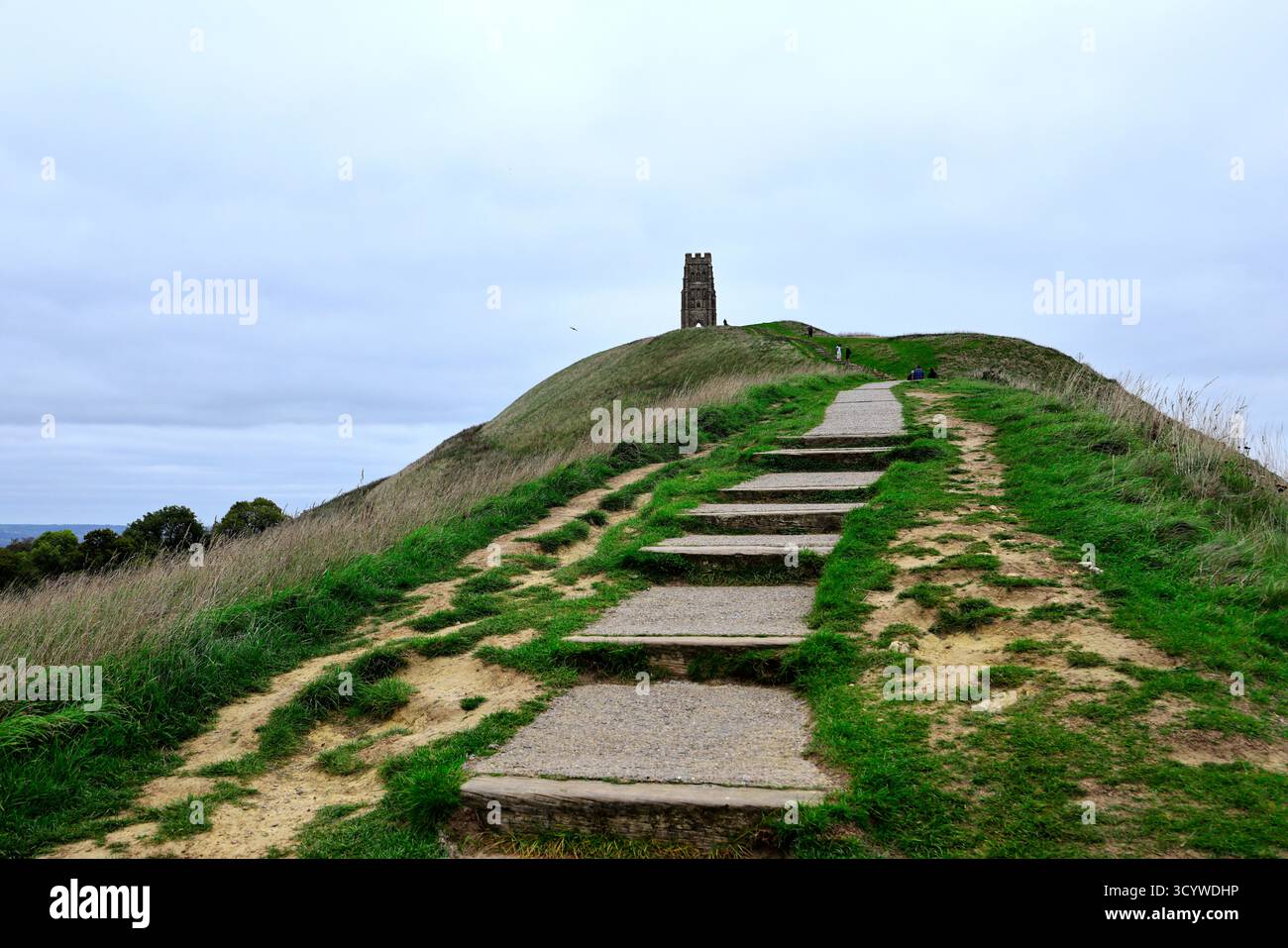 Glastonbury Tor und der verbliebene Turm der St. Michael's Church, Somerset. Stockfoto