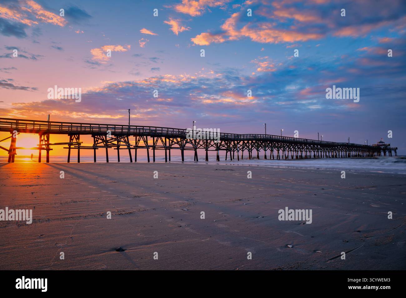 Golden Dawn: Der Pier am North Myrtle Beach (Sonnenaufgang) Stockfoto