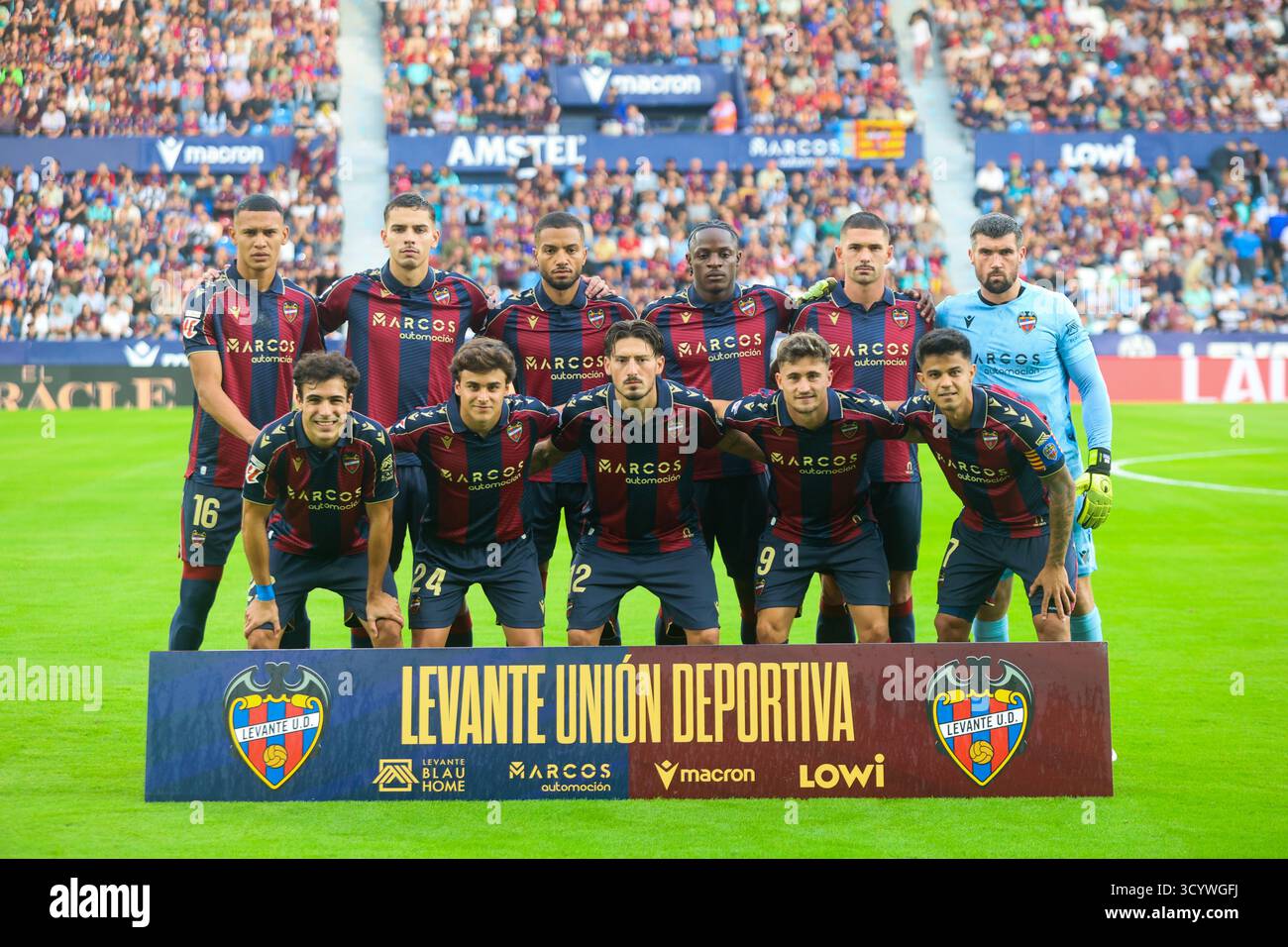 Der Start XI von Levante UD stand vor dem Start in ihrem Heimtrikot Stockfoto