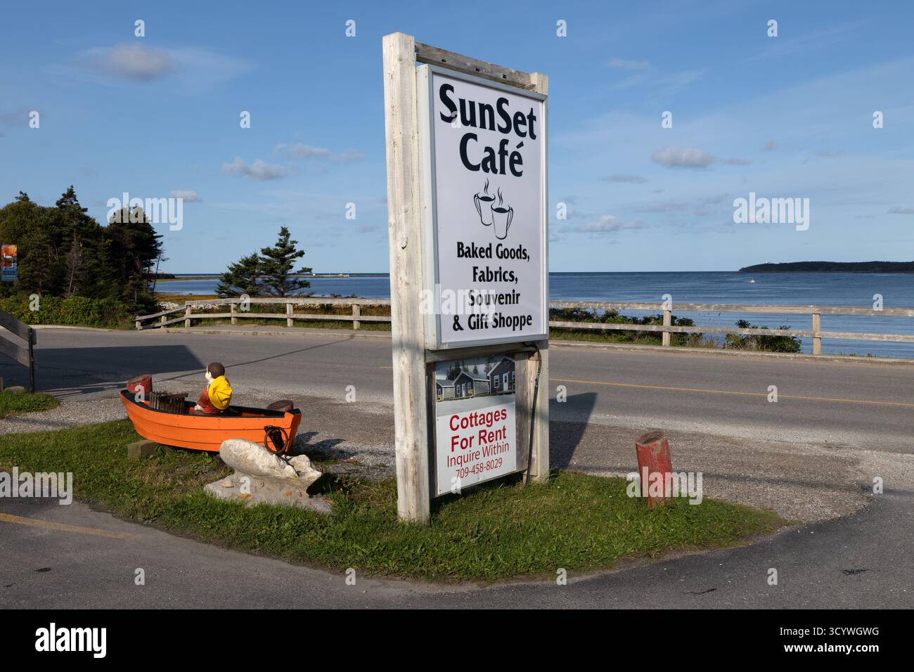 Sunset Café Straßenschild mit Meerblick – Rocky Harbour, Neufundland Stockfoto