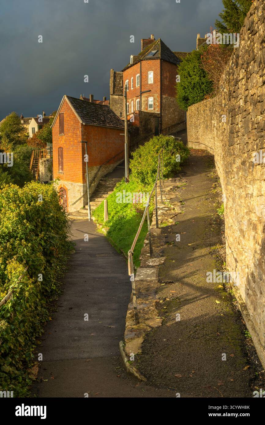 Malmesbury, Wiltshire - die historische Kings Wall, in der Nähe der Stelle, wo die Verteidigungslinie der Stadt im Mittelalter bekannt war, ist beleuchtet b Stockfoto