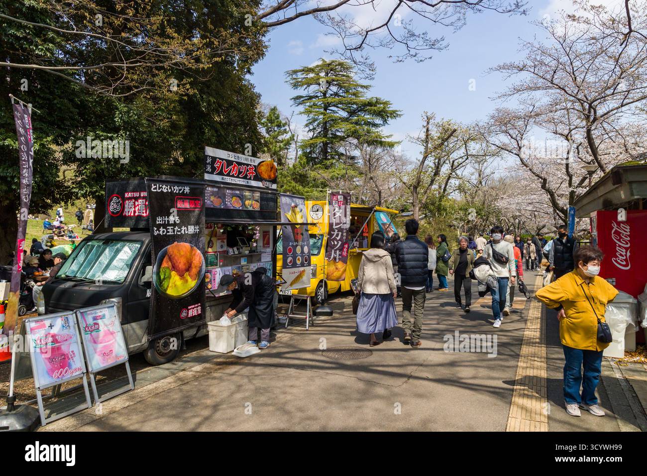 Japanische Food Trucks bedienen während der jährlichen Kirschblüten im Frühling Menschenmassen. Stockfoto