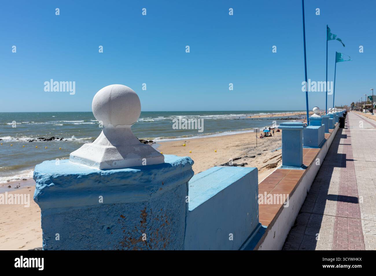 Promenade mit Palmen und Häusern am Meer. Matalascanas, Cadiz, Andalusien, Spanien. 1. September 2025. Stockfoto