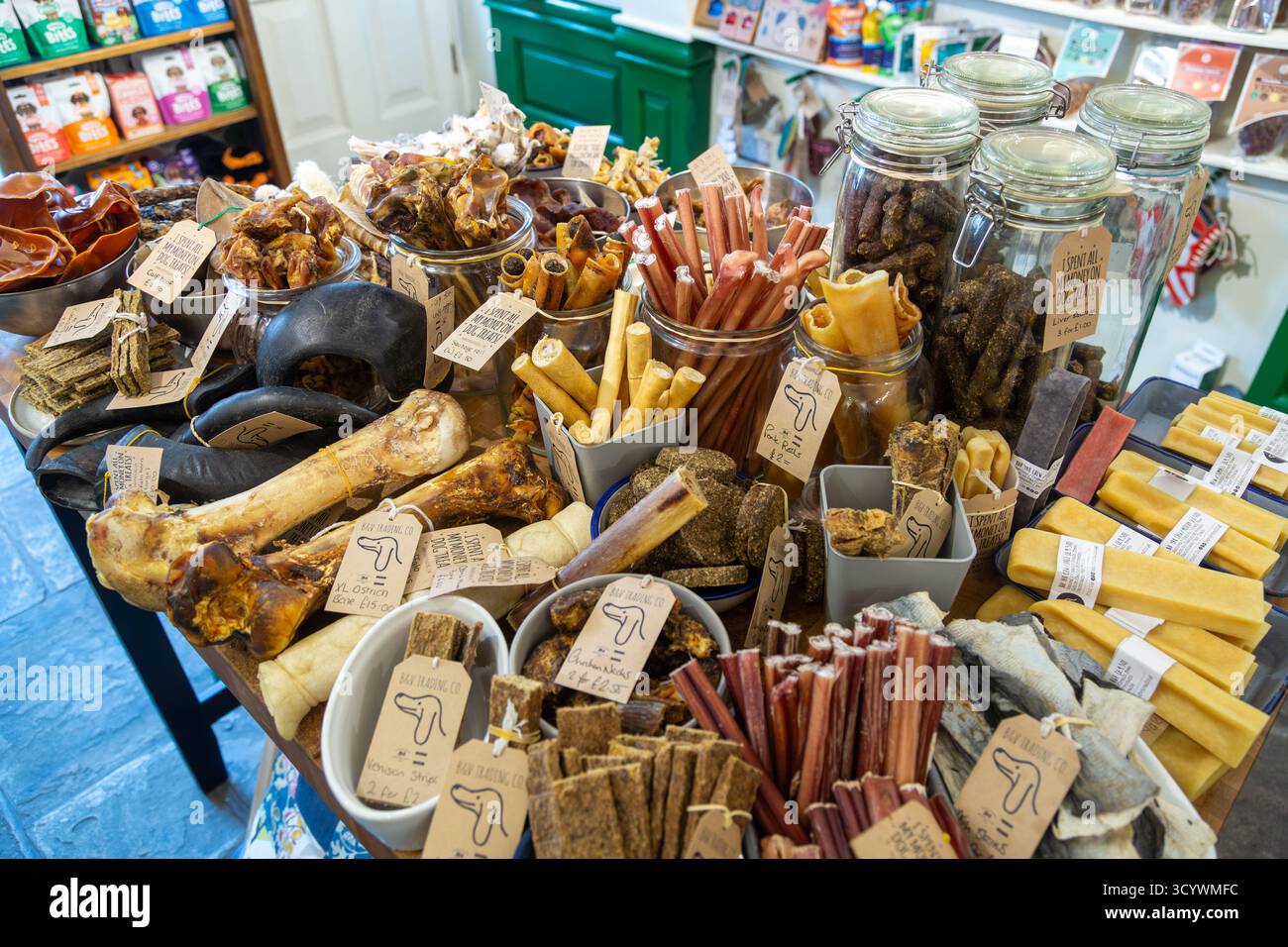 Ein Tisch voller Leckereien für Hunde, einschließlich Straußenknochen und Wildstreifen. Stockfoto