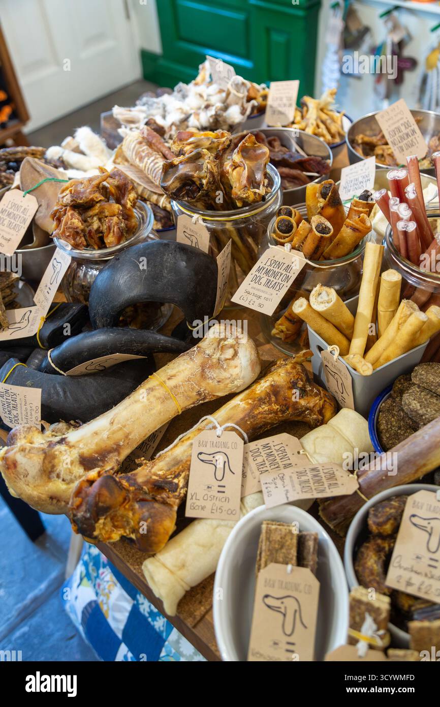 Ein Tisch voller Leckereien für Hunde, einschließlich Straußenknochen und Wildstreifen. Stockfoto