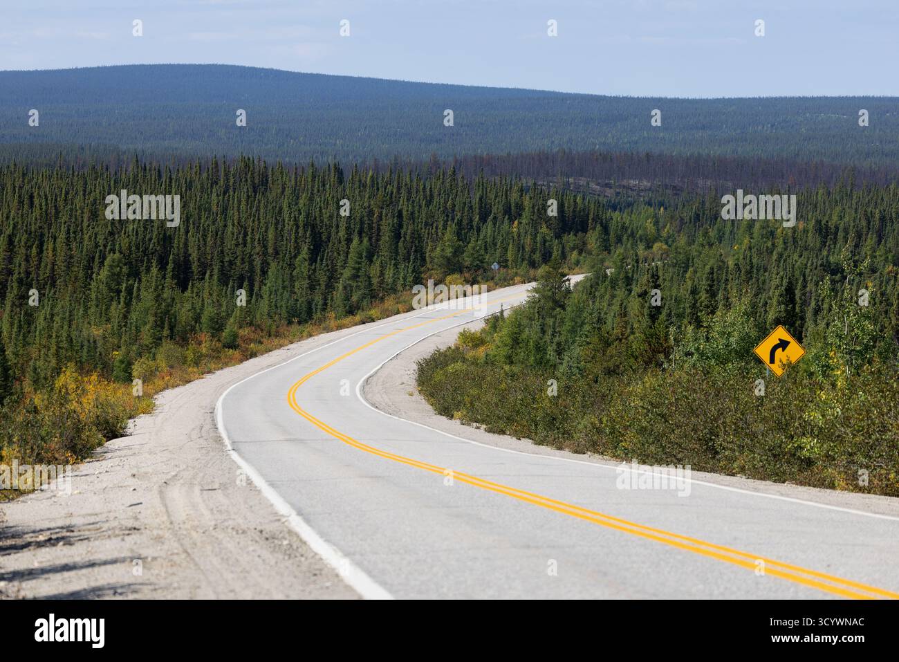 Ein kurviger Abschnitt der Route 389 führt durch die abgelegene boreale Wildnis im Norden von Québec. Stockfoto