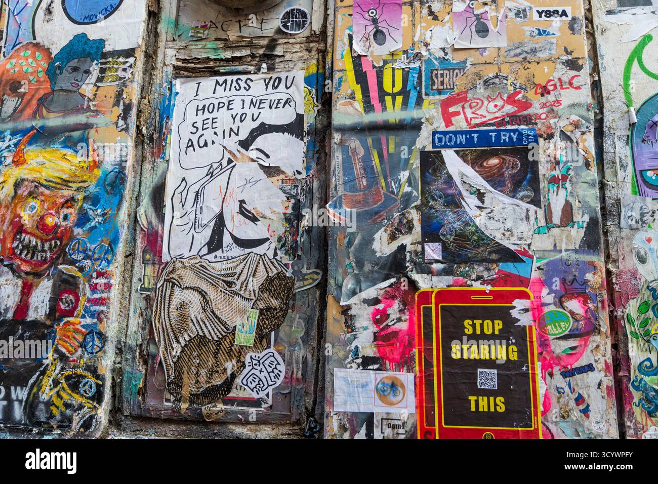 London, UK, 2. Mai 2025. Eine Mauer intensiver Straßenkunst, auch wenn ich dich vermisse. ich hoffe, ich sehe dich nie wieder Stockfoto