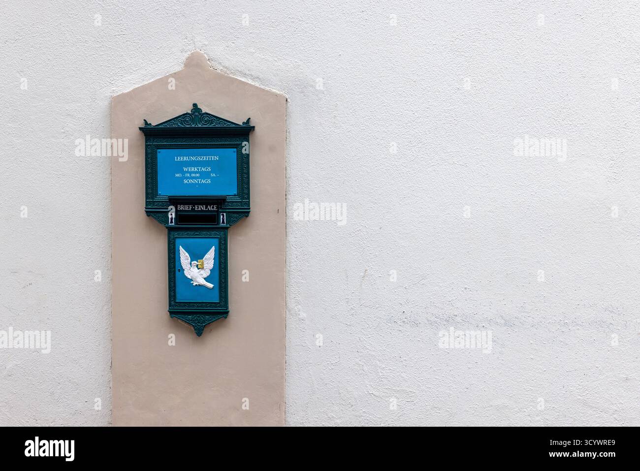 Ein historischer Briefkasten der Schweizerischen Post in der Altstadt von Basel, Kanton Basel-Stadt. Stockfoto