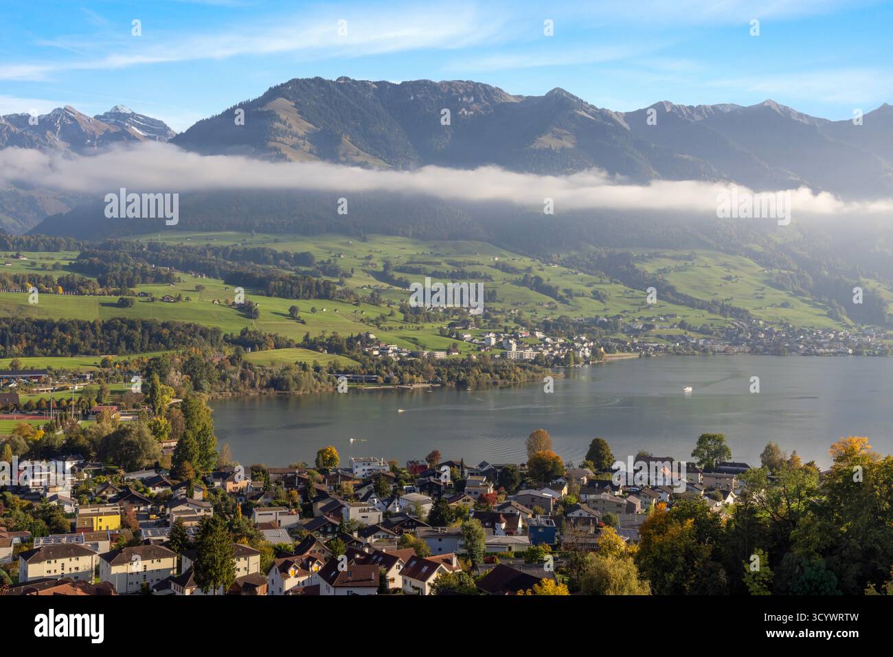 Ein malerischer Blick auf Sarnen am Ufer des Sees Sarnen, Kanton Obwalden, Schweiz Stockfoto