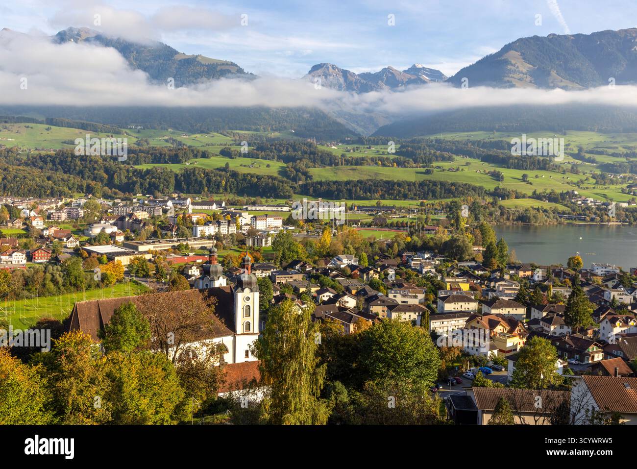 Ein malerischer Blick auf Sarnen am Ufer des Sees Sarnen, Kanton Obwalden, Schweiz Stockfoto