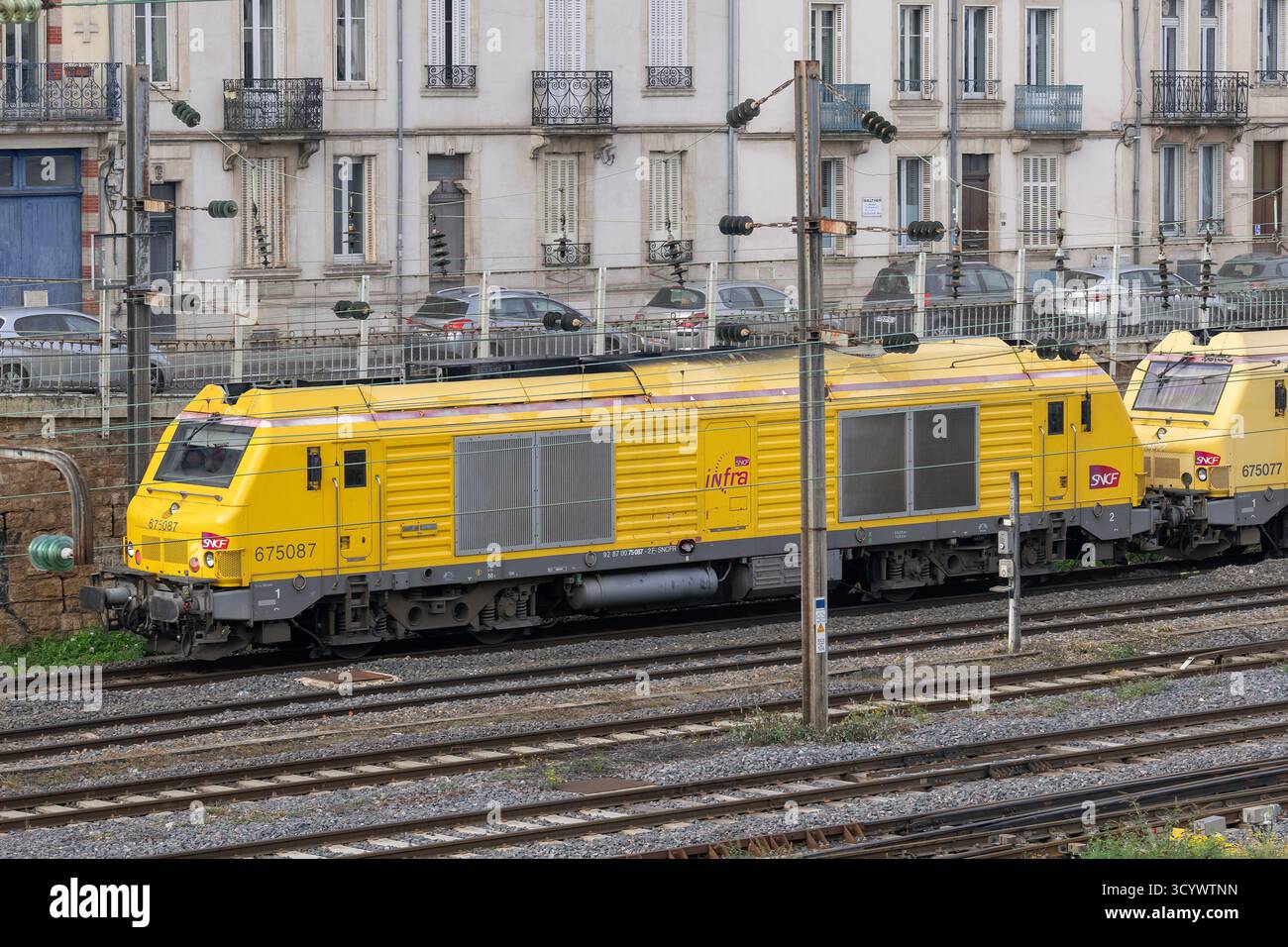 Nancy, Frankreich - Blick auf eine gelbe dieselelektrische Lokomotive Alstom - Siemens BB 75000 überquert den Bahnhof Nancy. Stockfoto