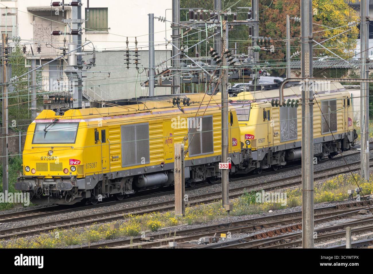 Nancy, Frankreich - Blick auf eine gelbe dieselelektrische Lokomotive Alstom - Siemens BB 75000 überquert den Bahnhof Nancy. Stockfoto
