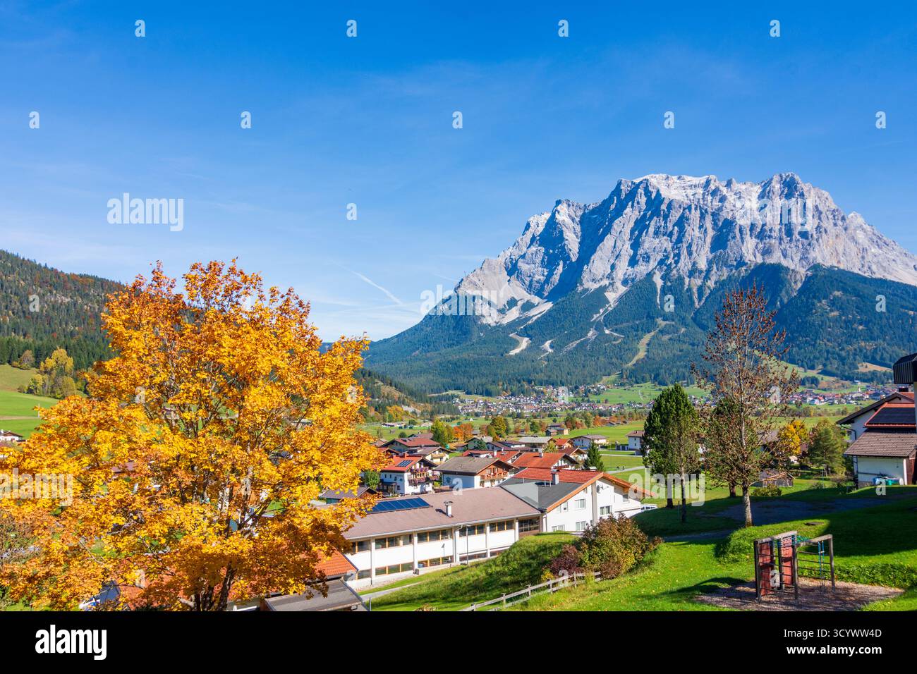 Lermoos: Dorf Lermoos, Zugspitze in der Tiroler Zugspitz Arena, Tirol, Tirol, Österreich Stockfoto