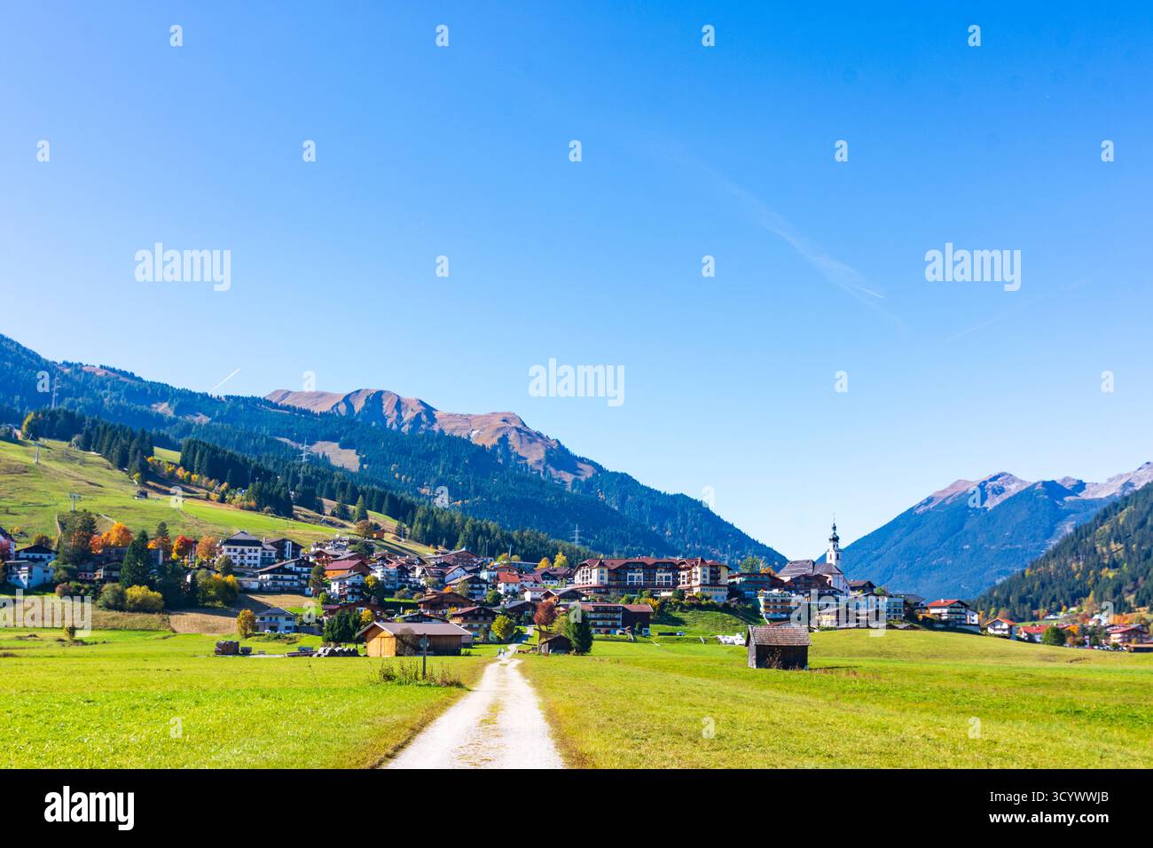 Lermoos: Dorf und Kirche Lermoos, Wiesen, Scheunen in der Tiroler Zugspitz Arena, Tirol, Tirol, Österreich Stockfoto