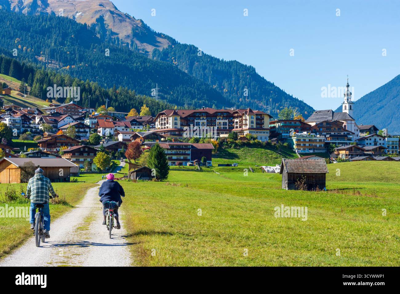 Lermoos: Dorf und Kirche Lermoos, Wiesen, Scheunen in der Tiroler Zugspitz Arena, Tirol, Tirol, Österreich Stockfoto