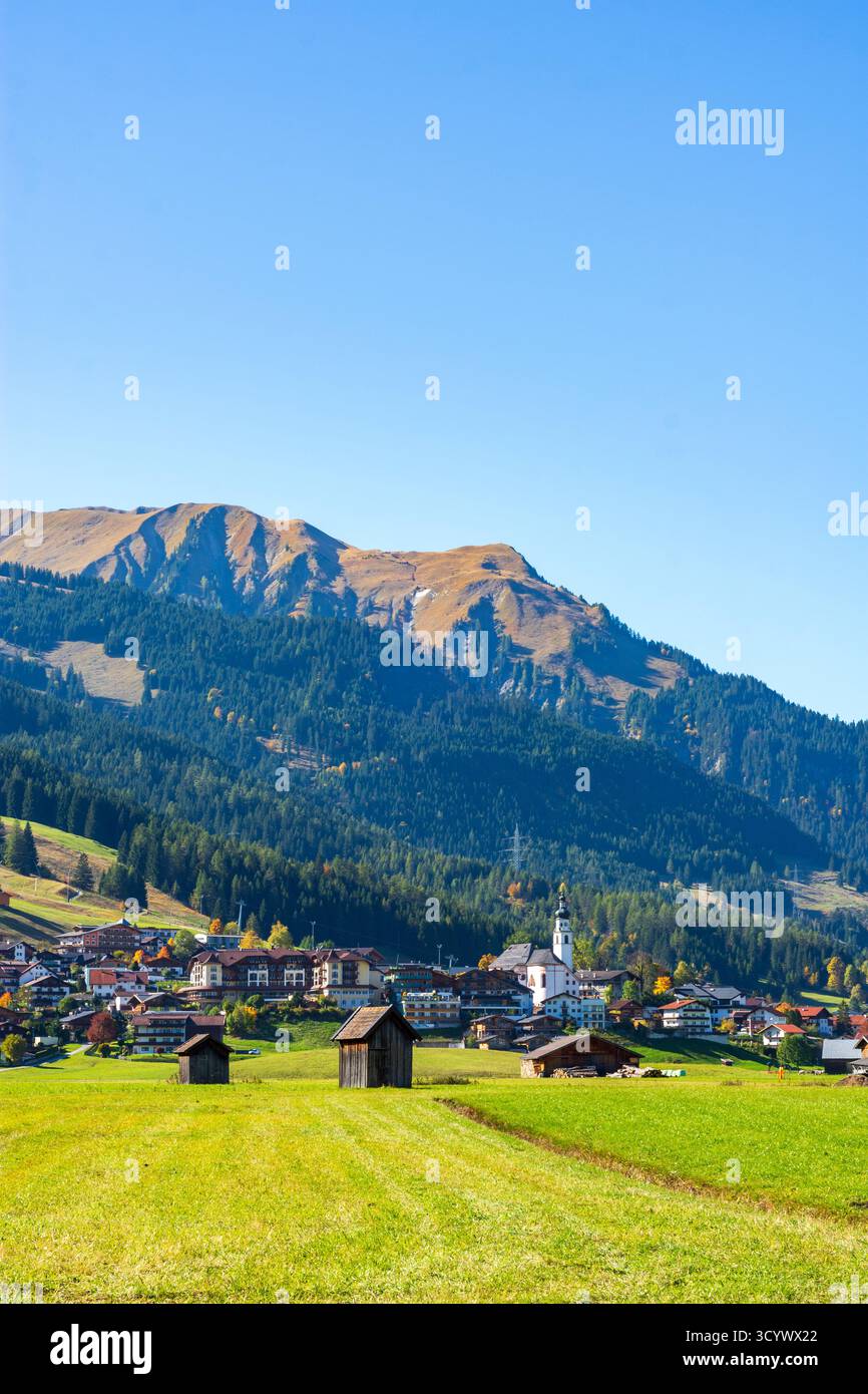 Lermoos: Dorf und Kirche Lermoos, Wiesen, Scheunen in der Tiroler Zugspitz Arena, Tirol, Tirol, Österreich Stockfoto