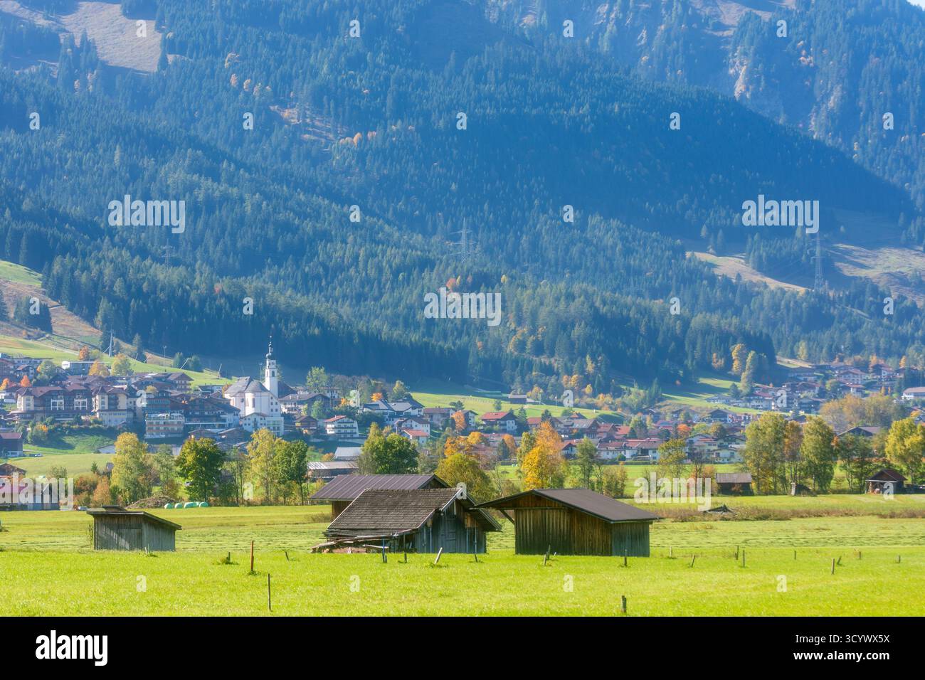Lermoos: Dorf und Kirche Lermoos, Wiesen, Scheunen in der Tiroler Zugspitz Arena, Tirol, Tirol, Österreich Stockfoto