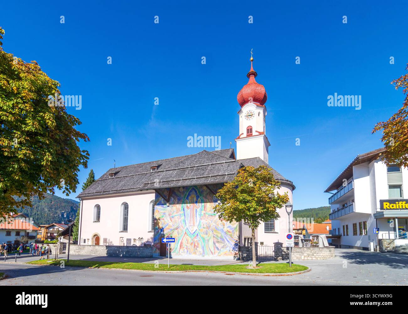 Ehrwald: Kirche Ehrwald in der Tiroler Zugspitz Arena, Tirol, Tirol, Österreich Stockfoto