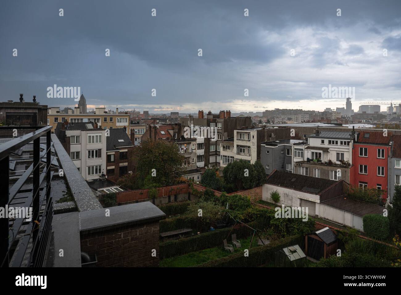 Dunkle regnerische Wolken über der Stadt Jette, Brüssel, Belgien 20. OKT 2024 Stockfoto
