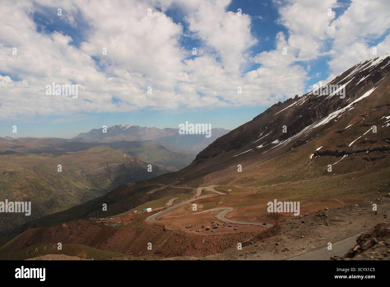 Wunderschöne Landschaft mit einem Pfad über die Anden Stockfoto
