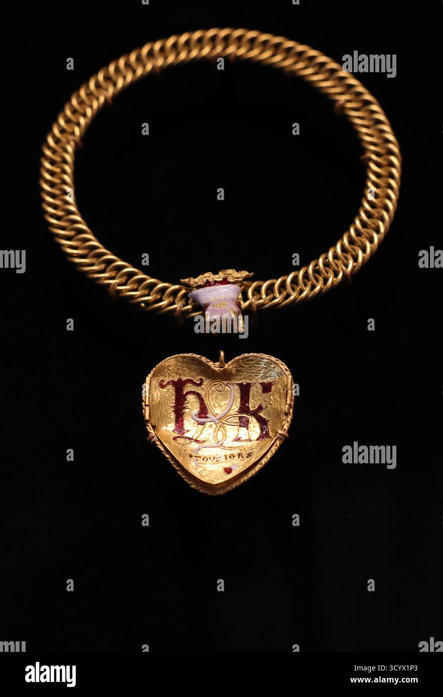 Der Tudor Heart, ein spektakulärer Goldanhänger, der 2019 von einem Metalldetektor in Warwickshire entdeckt wurde, wurde im British Museum ausgestellt, als sie eine große Spendenaktion starteten, um ihn dauerhaft für die Nation zu gewinnen. Stockfoto