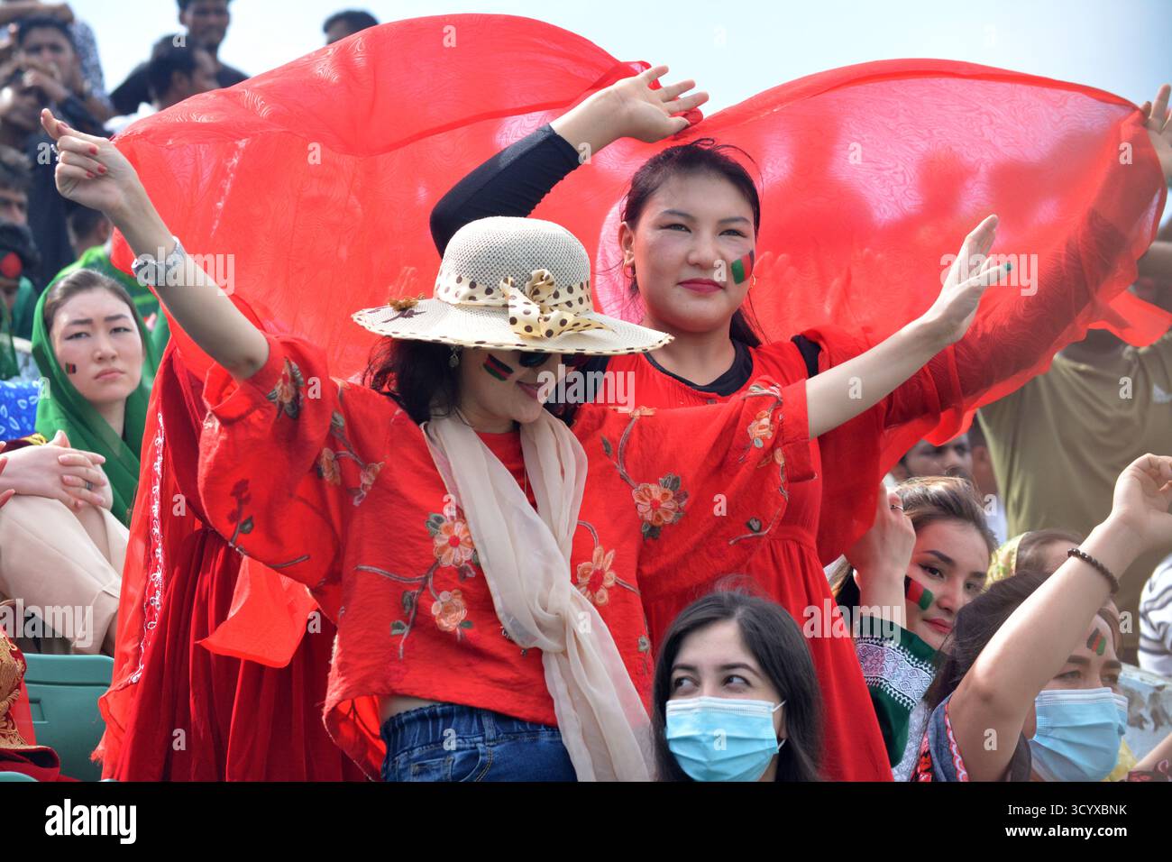 Afghanische Mädchen tanzen und feiern fröhlich während eines Afghanistan Cricket Matches im Chittagong Stadium, Bangladesch. Stockfoto