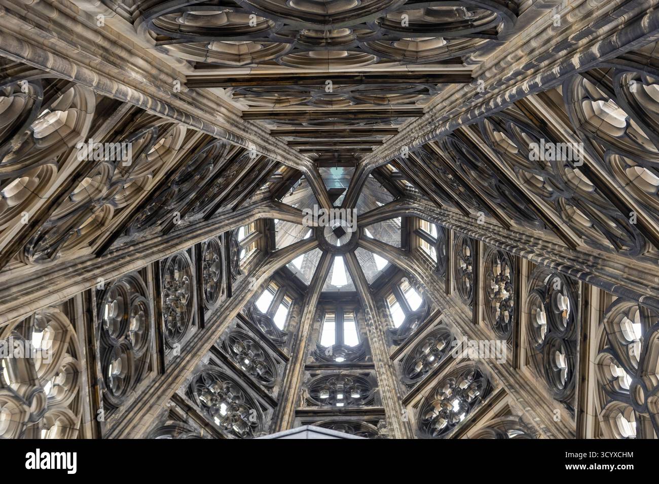 In einem gotischen Turm am Kölner Dom am Rhein. Weltkulturerbe - eine römisch-katholische gotische Kathedrale Stockfoto