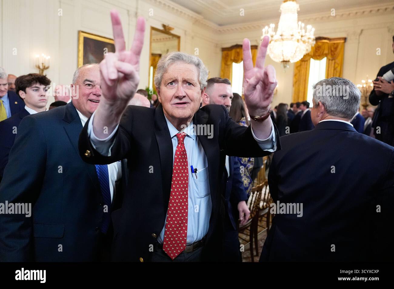 Sen. John Kennedy, R-La., departs after an event with President Donald Trump to welcome the 2025 LSU and LSU-Shreveport national champion baseball teams in the East Room of the White House, Monday, Oct. 20, 2025, in Washington. (AP Photo/Alex Brandon) Stockfoto