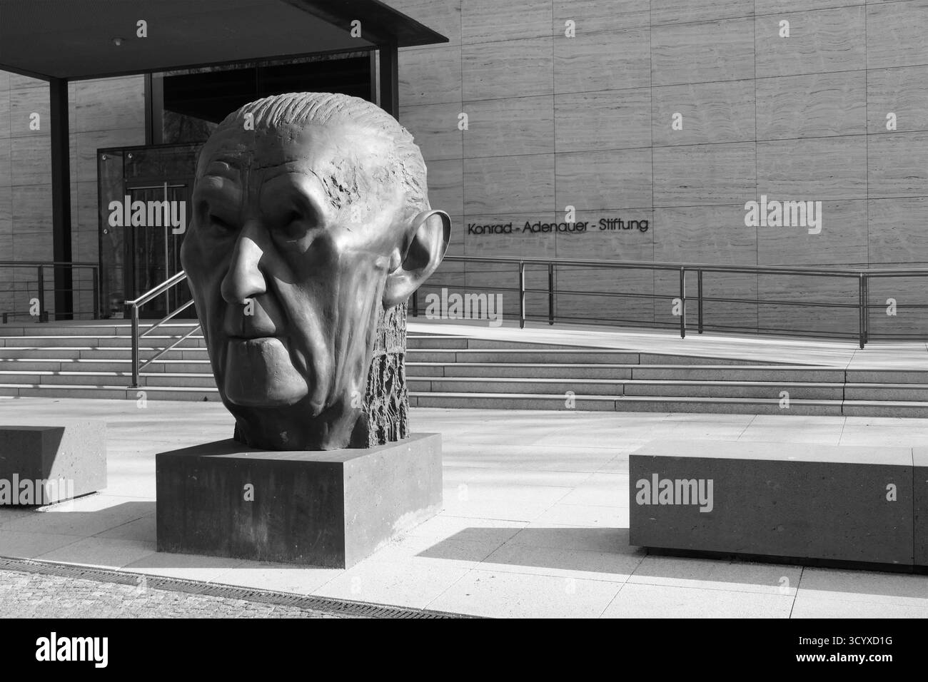 Denkmal für den ersten Kanzler der Bundesrepublik Deutschland Konrad Adenauer bei der Konrad Adenauer Stiftung in Berlin Stockfoto