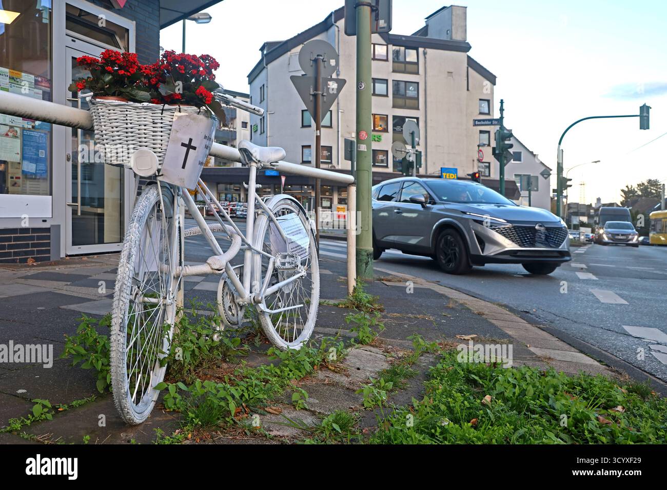 TÖDLICHE Fahrradunfälle am Rand einer stark befahrenen Straße, die als Unfallschwerpunkt gilt, befindet sich ein sogenanntes weißes Ghost-Bike nach einem tödlichen Unfall. *** Tödliche Fahrradunfälle Ein sogenanntes weißes Geisterrad befindet sich am Rande einer befahrenen Straße, die nach einem tödlichen Unfall als Unfallschwerpunkt gilt Stockfoto