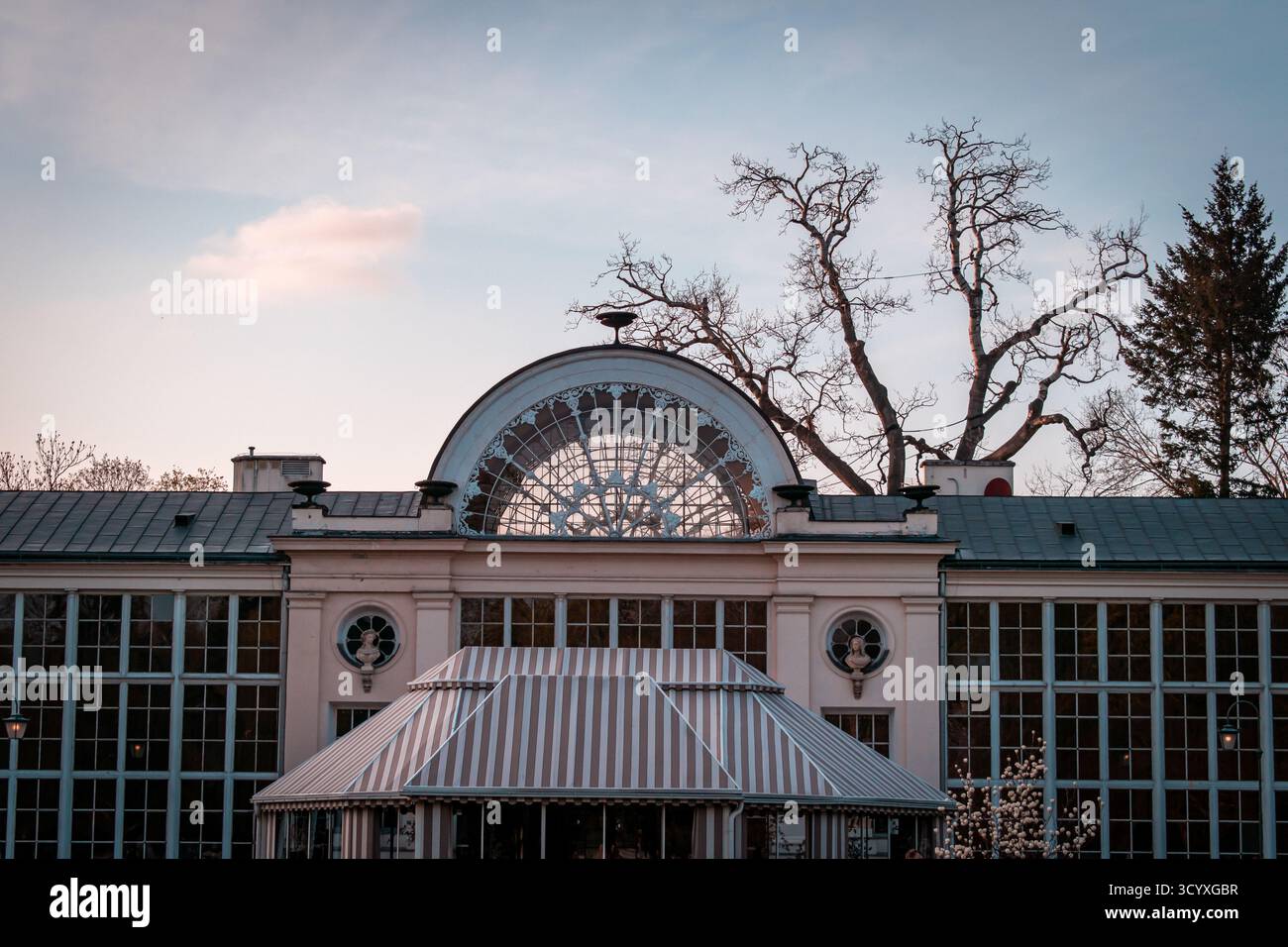 Ein Gebäude mit einem bogenförmigen Fenster. Stockfoto